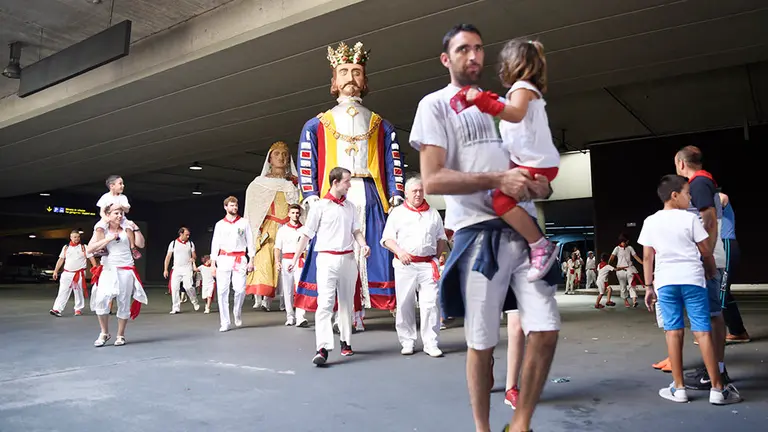 Salida de la Comparsa de Giganetes en el primer día de Sanfermines de 2018. MIGUEL SANTIAGO (1)