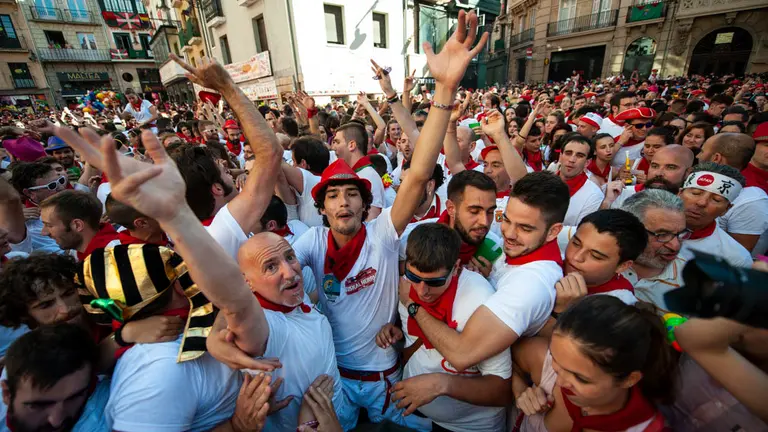 La peña Mutilzarra organiza el tradicional Riau Riau desde la Plaza del Ayuntamiento. MIGUEL OSÉS_2