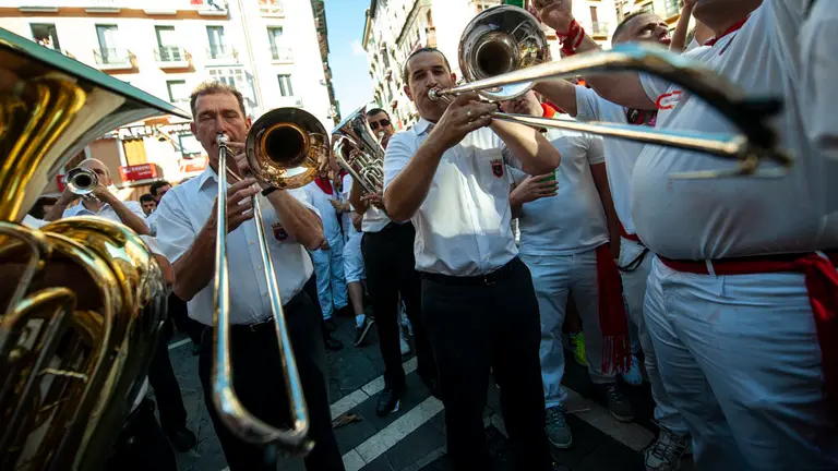 La peña Mutilzarra organiza el tradicional Riau Riau desde la Plaza del Ayuntamiento. MIGUEL OSÉS