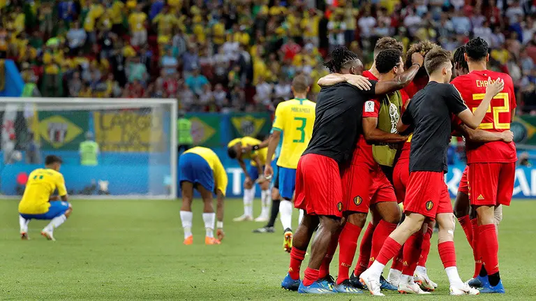 MUN58-238. KAZÁN (RUSIA), 06/07/2018.- Jugadores belgas celebran la victoria del partido Brasil-Bélgica, de cuartos de final del Mundial de Fútbol de Rusia 2018, en el Kazán Arena de Kazán, Rusia, hoy 6 de julio de 2018. EFE/Lavandeira jr [ATENCIÓN EDITORES: Sólo Uso editorial. Prohibido su uso en referencia con entidad comercial alguna. Prohibido su uso en alertas, descargas o mensajería multimedia en móviles. Las imágenes deberán aparecer como fotografías congeladas y no podrán emular la acción del juego mediante secuencias o fotomontajes. Ninguna imagen publicada podrá ser alterada, mediante texto o imagen superpuesta, en el caso de que (a) intencionalmente oculte o elimine el logotipo de un patrocinador o (b) añada y/o cubra la identificación comercial de terceras partes que no esté oficialmente asociada con la Copa Mundial de la FIFA.]