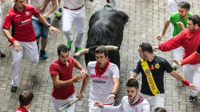 Primer encierro de San Fermín 2018 con toros del Puerto de San Lorenzo en el tramo de Telefónica y bajada del callejón (09). IÑIGO ALZUGARAY
