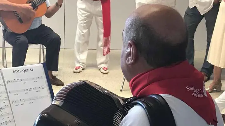 Jesús Arellano, interpretando un tema en su visita al Hospital San Juan de Dios