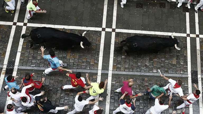 El primer encierro de los Sanfermines 2018, con toros de la ganadería salmantina de Puerto de San Lorenzo, ha resultado rápido, peligroso y emocionante, al quedarse dos toros descolgados del grupo en los primeros metros de la carrera, en la que dos corredores han resultado heridos por asta de toro. EFE/Jesús Diges