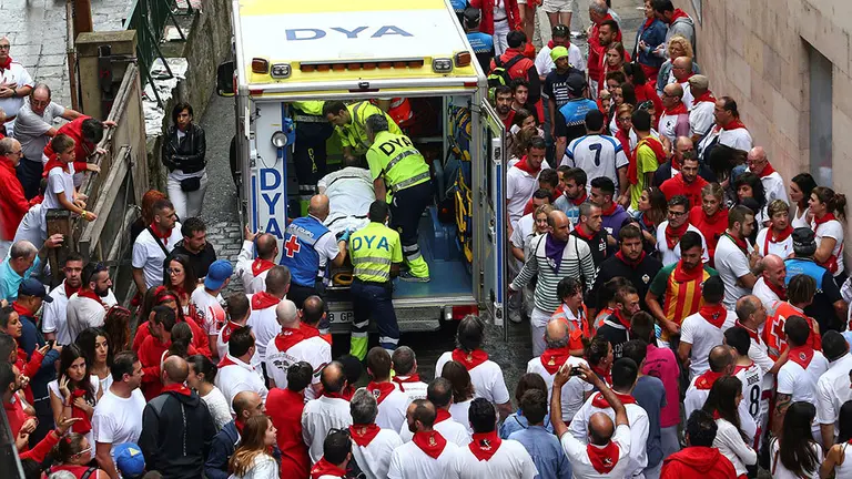 GRAF5262. PAMPLONA (ESPAÑA), 07/07/2018.- Los servicios médicos atienden a un herido en la Cuesta de Santo Domingo, los toros de la ganaderia salmantina de Puerto de San Lorenzo, han protagonizado el primer encierro de estos Sanfermines 2018.-EFE/Rodrigo Jiménez