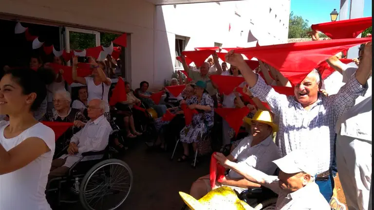 La residencia sevillana de Personas Mayores Montelloso celebra el Chupinazo