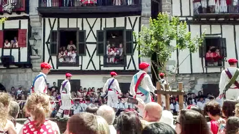 Tradicional baile de la Ezpatadantza  en Lesaka.