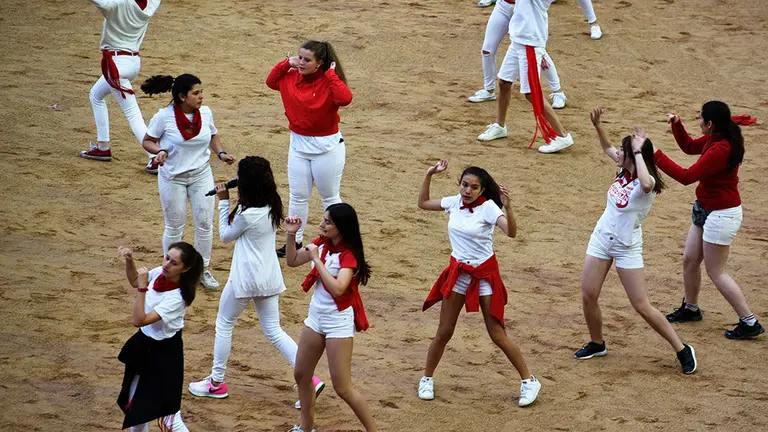 Ambiente plaza primer encierro. MIGUEL SANTIAGO02