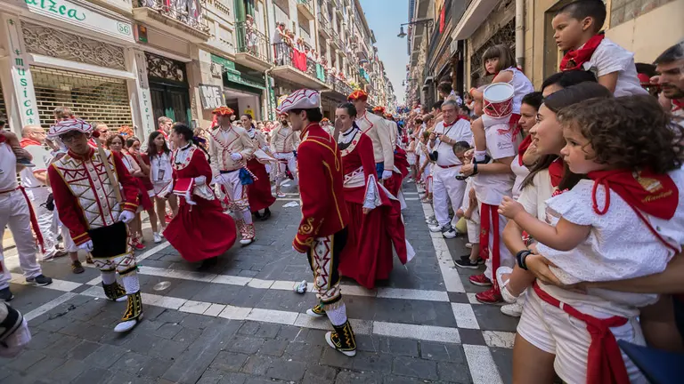 El Cabildo de la Catedral y la Corporación Municipal acompañados de los Gigantes hacen el camino de vuelta tras la procesión y misa de San Fermín 2018 (21). IÑIGO ALZUGARAY