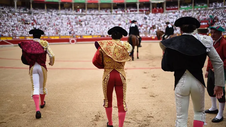 Paseíllo durante la corrida con Paco Ureña, Román y José Garrido con toros de Puerto de San Lorenzo en Sanfermines PABLO LASAOSA