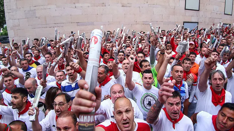 Los corredores cantan a San Fermín en la Cuesta de Santo Domingo antes del inicio del primer encierro de estos Sanfermines 2018.- EFE/Rodrigo Jiménez