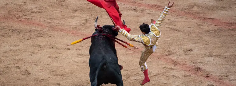 Cornada en la pierna izquierda a Paco Ureña en el cuarto de la tarde con los toros de Puerto de San Lorenzo MIGUEL SANTIAGO