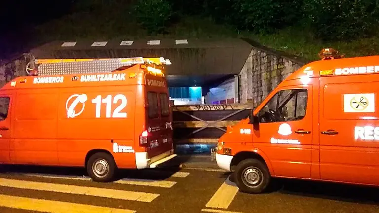 Varios efectivos de los bomberos sacan a las personas atrapadas en el ascensor de Descalzos. BOMBEROS DE NAVARRA