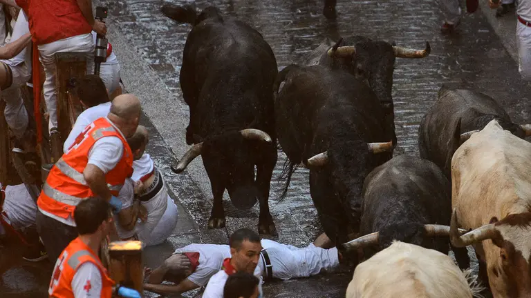 Segundo encierro de San Fermín 2018 con toros deJosé Escolar en la cuesta de Santo Domingo.. PABLO LASAOSA 01