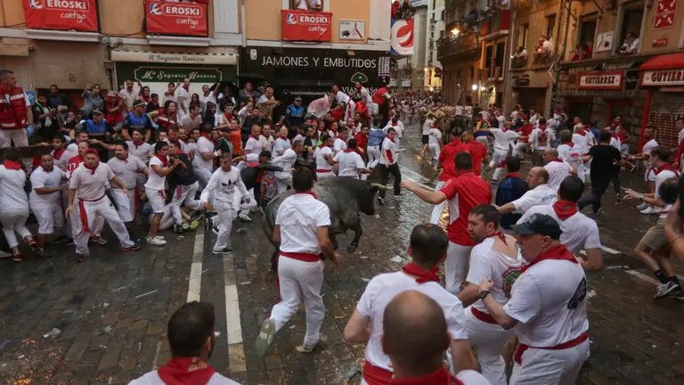 El encierro del 8 de julio de la ganadería José Escolar a su paso por la Plaza del Ayuntamiento. Alejandro Velasco-1 (22)