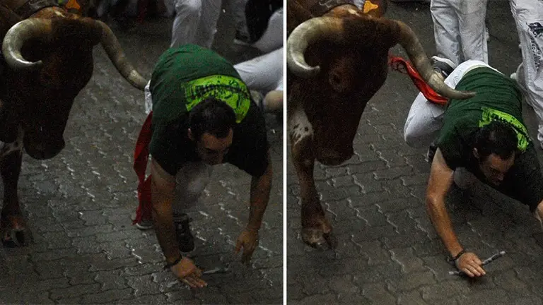 Un corredor pasa apuros en la bajada del callej&oacute;n, en el &uacute;ltimo tramo de este segundo encierro con toros de Jos&eacute; Escolar. MIGUEL OS&Eacute;S