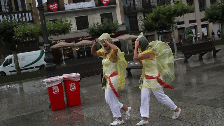 Segundo encierro de San Fermín 2018 con toros de José Escolar entre la intensa lluvia. REUTERS