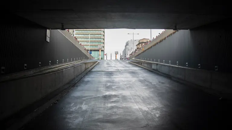 La lluvia no para a la comparsa en su segundo día de Sanfermines. MIGUEL SANTIAGO01