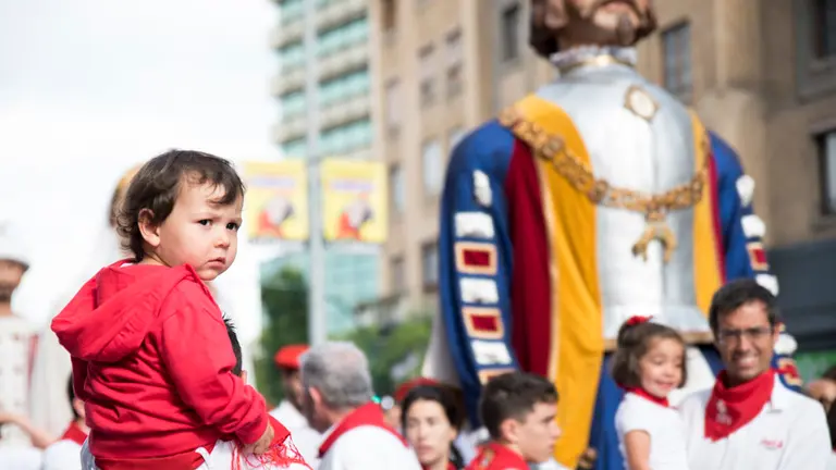 La lluvia no para a la comparsa en su segundo día de Sanfermines. MIGUEL SANTIAGO04