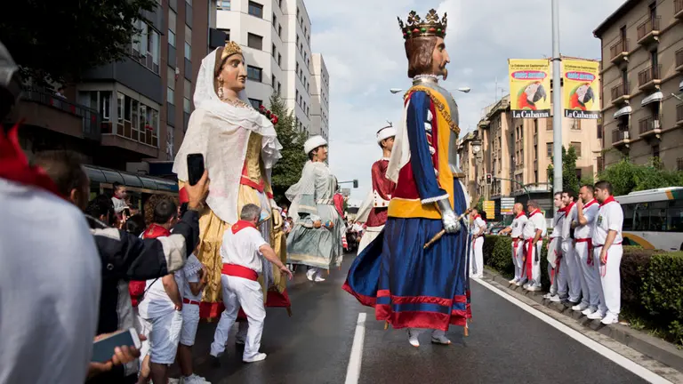 La lluvia no para a la comparsa en su segundo día de Sanfermines. MIGUEL SANTIAGO11