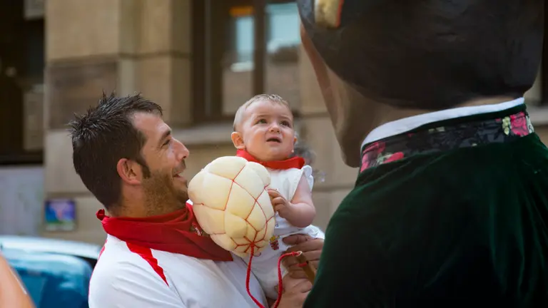 La lluvia no para a la comparsa en su segundo día de Sanfermines. MIGUEL SANTIAGO22