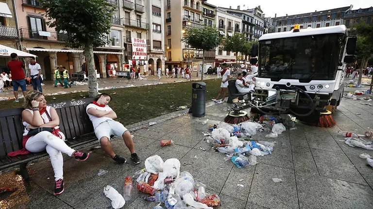 GRAF5890. PAMPLONA (ESPAÑA), 08/07/2018.- Trabajadores del servicio de limpieza de Pamplona limpian desde primeras horas de la mañana la Plaza del Castillo, tras una noche en la que la afluencia de visitantes se ha dejado notar en la capital navarra. EFE/Jesús Diges