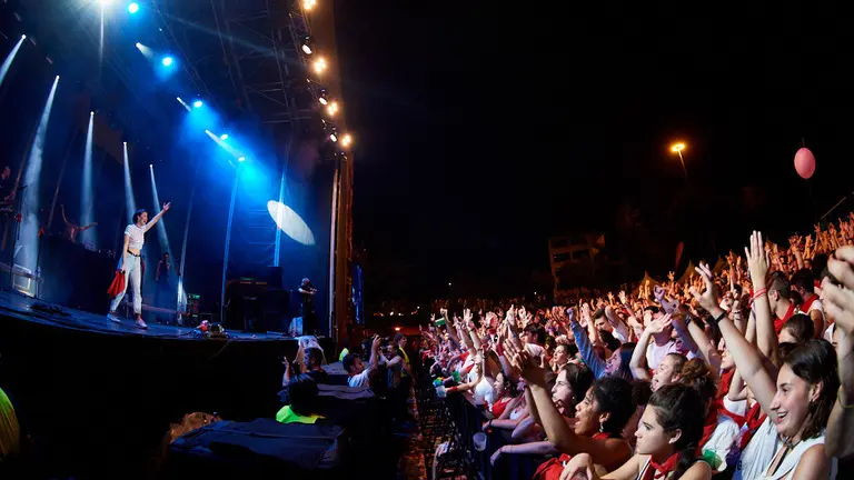 7 de julio conciertos de Plaza de los Fueros con Iseo & Dodosound with The Mousehunters y Nathy Peluso2878