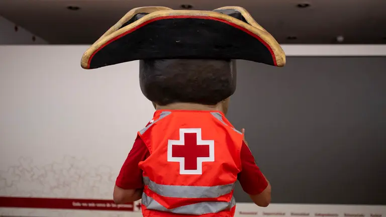 Los kilikis y cabezudos de la comparsa se visten en en la sede de la Cruz Roja. MIGUEL OSÉS_7