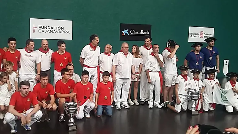 Los pelotaris de Doneztebe y de Pamplona - Iruña (Oberena) en el frontón Labrit tras la final del Interpueblos. Facebook FNP.