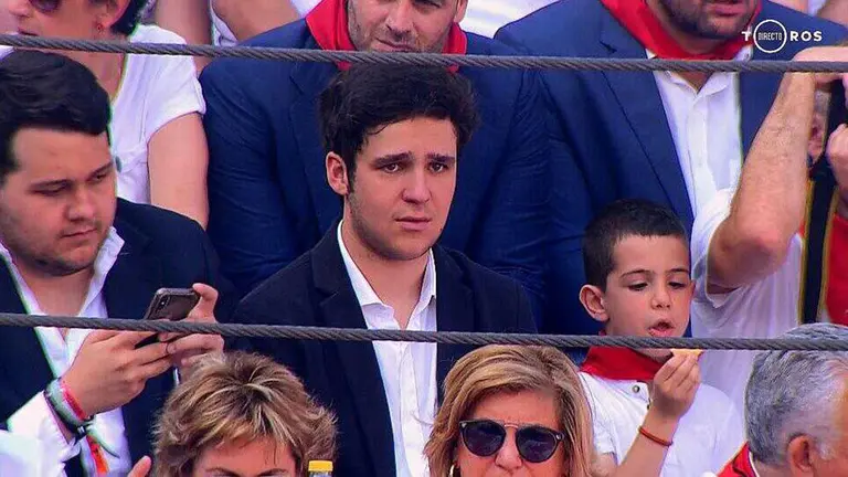 Froilán, nieto del rey emérito Juan Carlos, asiste a la corrida de Sanfermines para presenciar las faenas de su amigo torero, Gonzalo Caballero. Foto: MOVISTAR