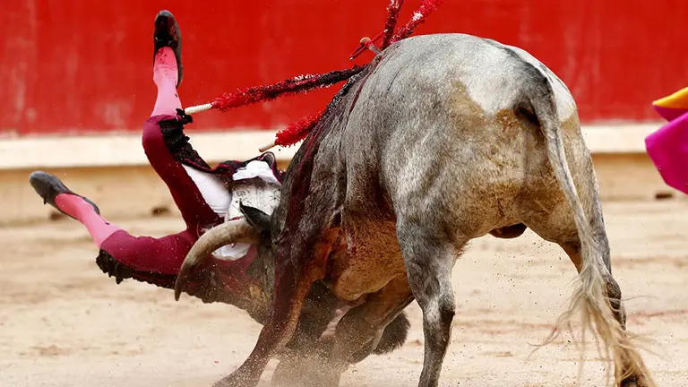 GRAF6172. PAMPLONA, 08/07/2018.- El torero leonés Javier Castaño es corneado por el segundo de su lote, durante la cuarta corrida de abono de la Feria del Toro celebrada esta tarde en la plaza de toros de Pamplona con motivo de las fiestas de San Fermín. EFE/Villar López