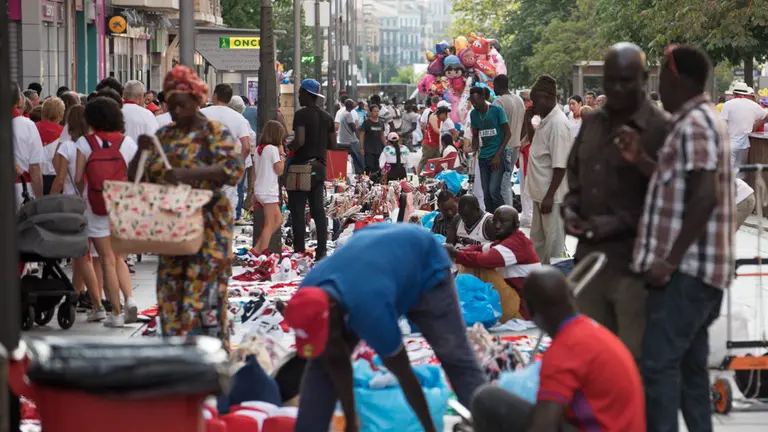 Los manteros venden sus productos en la Avenida de Carlos III durante los Sanfermines MIGUEL SANTIAGO