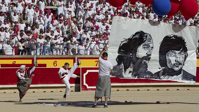 GRAF6196. PAMPLONA, 08/07/2018.- Las peñas de Pamplona se han sumado hoy al 40 aniversario de los sanfermines del 78, donde se ha bailado un aurresku antes de comenzar la corrida en honor a Germán Rodríguez, fallecido en los sucesos ocurridos ese año, y Joseba Barandiarán, fallecido también de un disparo de la Policía en las protestas que hubo en San Sebastián por lo ocurrido en Pamplona. EFE/Villar López