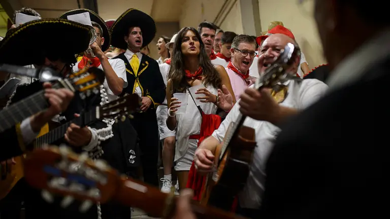 Ambiente sanferminero por las calles de Pamplona en San Fermín 2018. PABLO LASAOSA 09