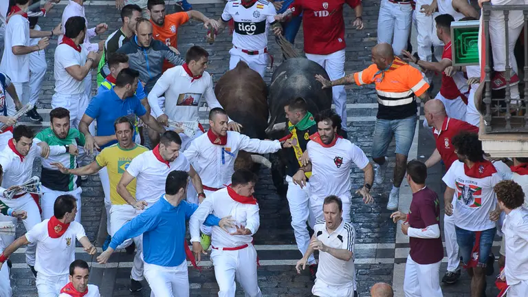 Tercer encierro de San Fermín 2018 con toros deCebada Gago en Telefónica. PABLO LASAOSA 03