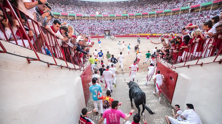 Tercer encierro de San Fermín 2018 con toros de Cebada Gago en la entrada a la plaza (12). IÑIGO ALZUGARAY