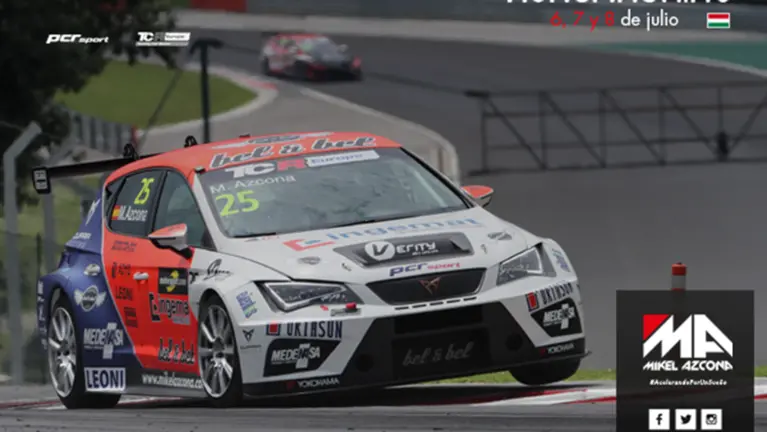 Mikel Azcona con su automóvil en el circuito de Hungría. cedida.