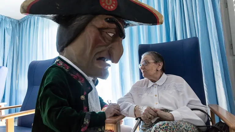 La Comparsa de gigantes y cabezudos de Pamplona visita la Casa de la Misericordia en San Fermín 2018 (24). IÑIGO ALZUGARAY