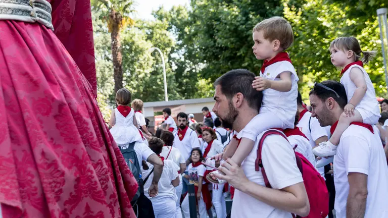 La Comparsa de gigantes y cabezudos de Pamplona visita la Casa de la Misericordia en San Fermín 2018 (50). IÑIGO ALZUGARAY