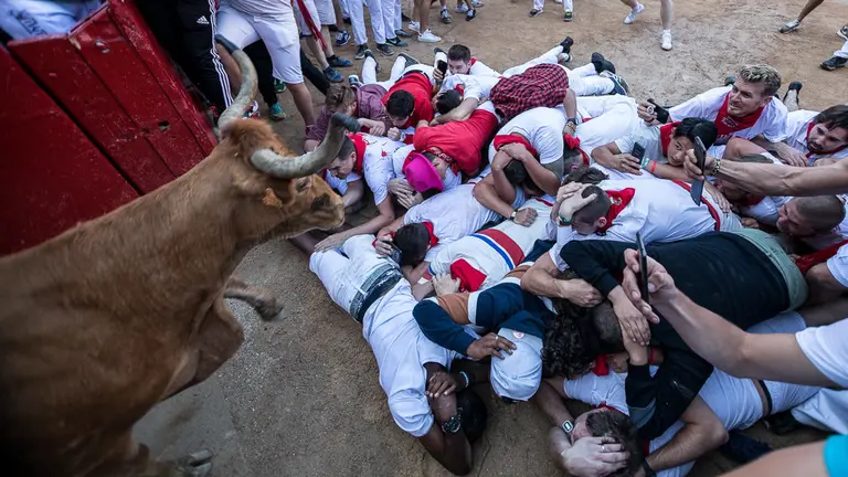 Las vaquillas llenan de diversión y de revolcones la Plaza de Toros tras el tercer encierro de San Fermín 2018 (05). IÑIGO ALZUGARAY