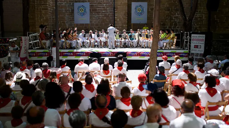Alarde de txistularis en la Plazuela San José durante San Fermín 2018. PABLO LASAOSA 12