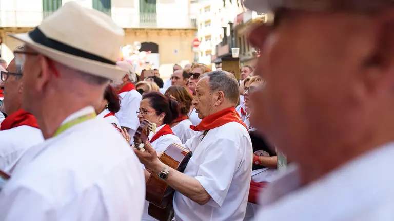 Ambiente festivo por las calles de Pamplona durante San Fermín 2018. PABLO LASAOSA 04