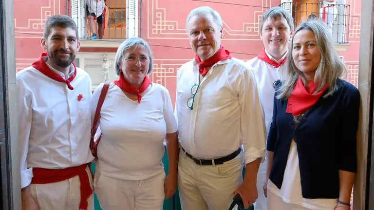 El embajador de Suecia asiste al encierro desde los balcones del Ayuntamiento. AYUNTAMIENTO DE PAMPLONA