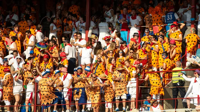 Las gradas no se aburren durante las corridas de toros de los sanfermines de 2018. MIGUEL OSÉS_8