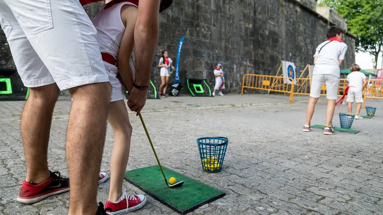 Niños y niñas entre 8 y 14 años participan en Kirol Ari, el espacio deportivo y recreativo en los fosos del parque de la Media Luna en San Fermín 2018 (16). IÑIGO ALZUGARAY