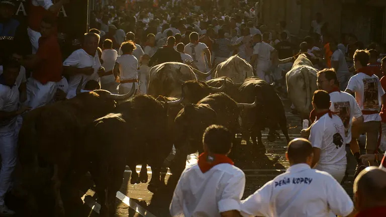 Cuarto encierro de San Fermín 2018 con toros deFuente Ymbro en el Ayuntamiento. PABLO LASAOSA 01 (2)