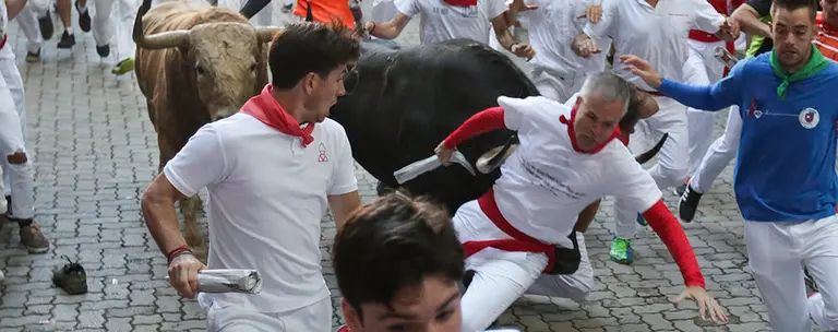 Los toros de Fuente Ymbro encaran el último tramo de Telefónica y acceden al callejón. ALEJANDRO VELASCO (12)