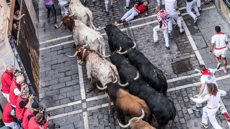 Cuarto encierro de San Fermín 2018 con toros de Fuente Ymbro en la curva de Mercaderes con Estafeta (04). IÑIGO ALZUGARAY