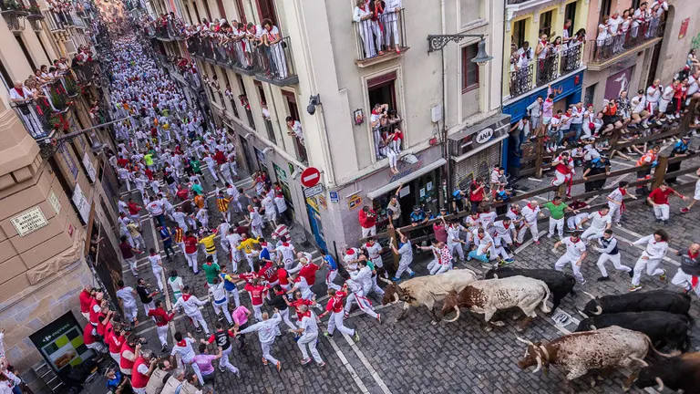 Cuarto encierro de San Fermín 2018 con toros de Fuente Ymbro en la curva de Mercaderes con Estafeta (06). IÑIGO ALZUGARAY