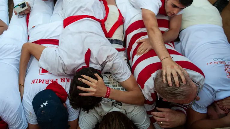 Suelta de vaquillas tras el cuarto encierro de los Sanfermines de 2018. MIGUEL OSÉS