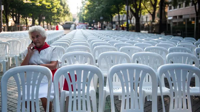 Anciana espera durante horas el comienzo de las jotas en el paseo sarasate. MIGUEL OSÉS_1
